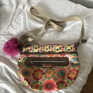 a really cute and hippie style shoulder bag with lots of space and in good condition! 