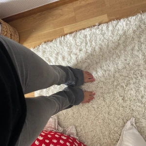 Mih jeans  - Säljer dessa perfekta mih bootcut jeansen i ett så skönt material. Perfekt grå färg🥰