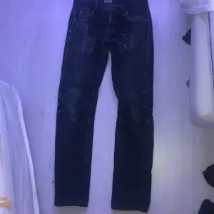 Skit snygga blå/svarta jeans som är lågmidjade! Säljer pga för små. Skit snygga detaljer och inga slitningar. Ganska hårda i materialet❤️