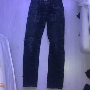 Skit snygga blå/svarta jeans som är lågmidjade! Säljer pga för små. Skit snygga detaljer och inga slitningar. Ganska hårda i materialet❤️