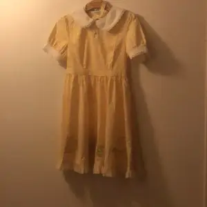 funderar på att sälja denna klänning jag köpte från kawaii i stockholm för några år sedan. den är en japansk storlek medium, ungefär XS-S här i sverige. :))