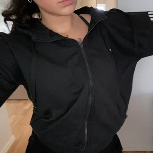 adidas kofta - såå nice oversized adidas kofta💖💖 har klippt bort några av lapparna i kragen och minns inte storleken men gissar på M/L. pris kan diskuteras 