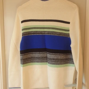 Stickad tröja - Helt ny och oanvänd ä. Köpt på afound