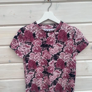 T-shirt Carlings  - T-shirt från Carlings. Använd ca 5 gånger som Max då detta inte var min stil. Skönt material, fin passform och storlek S. Betalning sker via Swish.