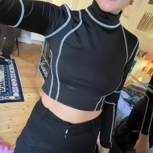 MADLADY cropped futuristic shirt - Jättesnygg tight cropped tröja från Madlady. Aldrig använt. Köparen står för frakt. 