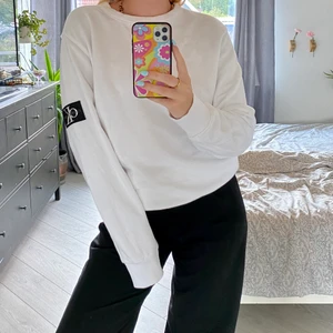 Calvin klein tröja - Säljer en tröja från Calvin Klein. Helt ny så i fint skick! Strl M. Köpare står för frakt.🌈
