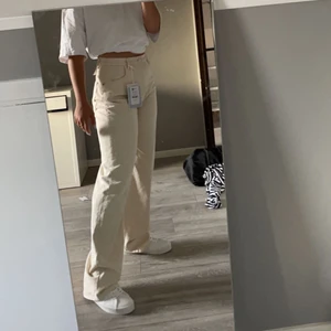 Jeans  - Helt nya jeans från PULL&Bear som var liite för långa på mig( jag är 165cm) så tänkte sälja dem här på plick!🧸 högsta bud atm: 150kr