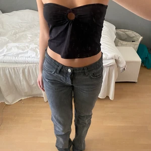 Jeans - Gråa zara jeans. Jag är 170cm, dom är perfekta i längden för mig! 🤝 Köp direkt för 500kr