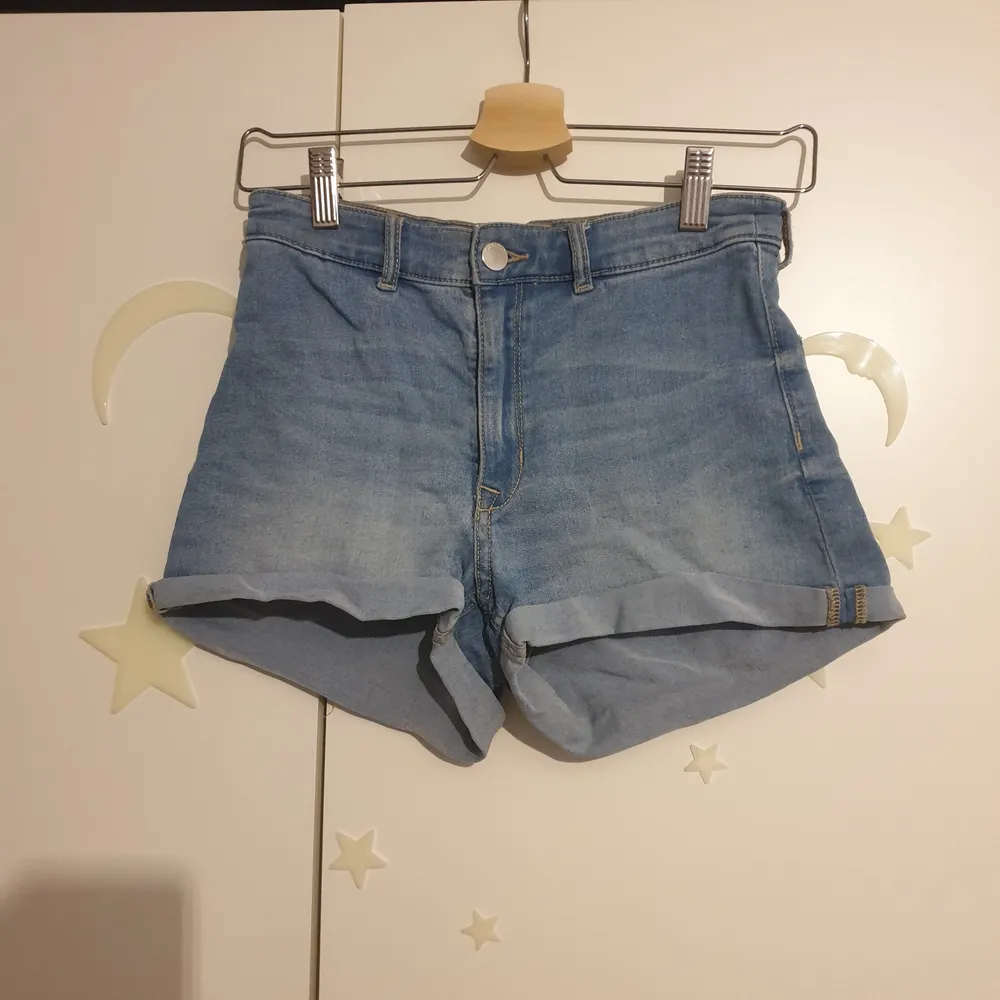 Blåa high wasted jeansshorts från H&M Divided i storlek 36. Använda, men i gott skick. 🌼. Shorts.