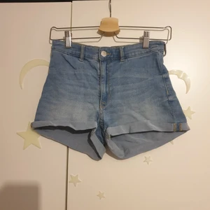 Jeansshorts stl 36 - Blåa high wasted jeansshorts från H&M Divided i storlek 36. Använda, men i gott skick. 🌼