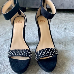 Klackar från Nelly/ stl 39 - Högklackade skor använda en gång. Nyskick! I mockaimitation med stenar från Nelly. Klackhöjd 14 cm. #skor #klackskor #svartaskor #festskor