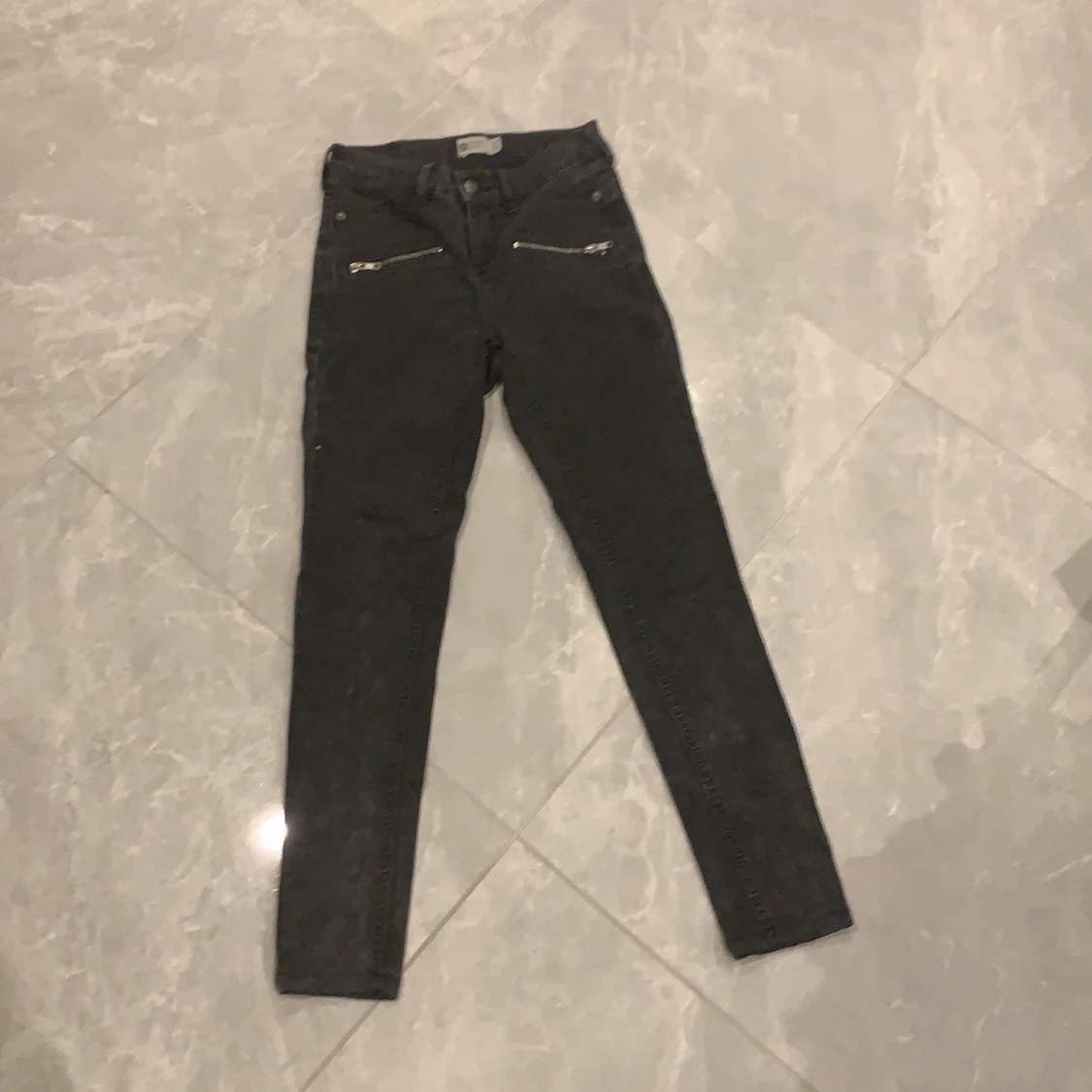 Gråa jeans