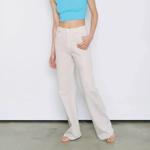 zara jeans 90s full length - säljer mina väldigt ljusgråa zara jeans, helt slutsålda!! strl 40 men mer som en 38! köparen står för frakt 💘