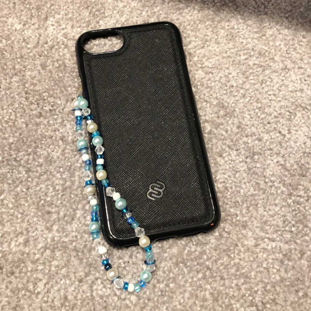 En ny prudukt! Här får ni se en Phone charm. Den kommer i många olika färger som du får välja! Den kostar 35kr med frakt! PS den tar väldigt lång tid att göra. Jag hoppas att ni gillar den.🥰. Asusteet.