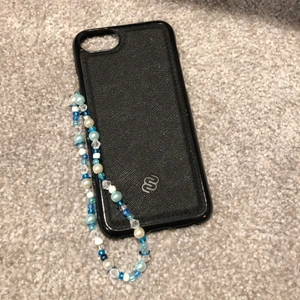 Phone charm! - En ny prudukt! Här får ni se en Phone charm. Den kommer i många olika färger som du får välja! Den kostar 35kr med frakt! PS den tar väldigt lång tid att göra. Jag hoppas att ni gillar den.🥰