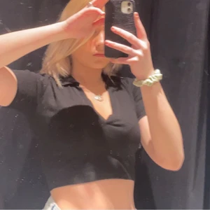 Tröja med krage ifrån Zara  - Svart tröja med krage ifrån Zara💕Köpt för 200 säljes för 70+frakt. Den är även oanvänd!