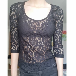 svart spetströja - svart spetströja i strl S men skulle säga mer xs från märket frk. Gammal men sällan använd. Snygg att ha under linnen och t-shirts eller över en bh som på bilden!