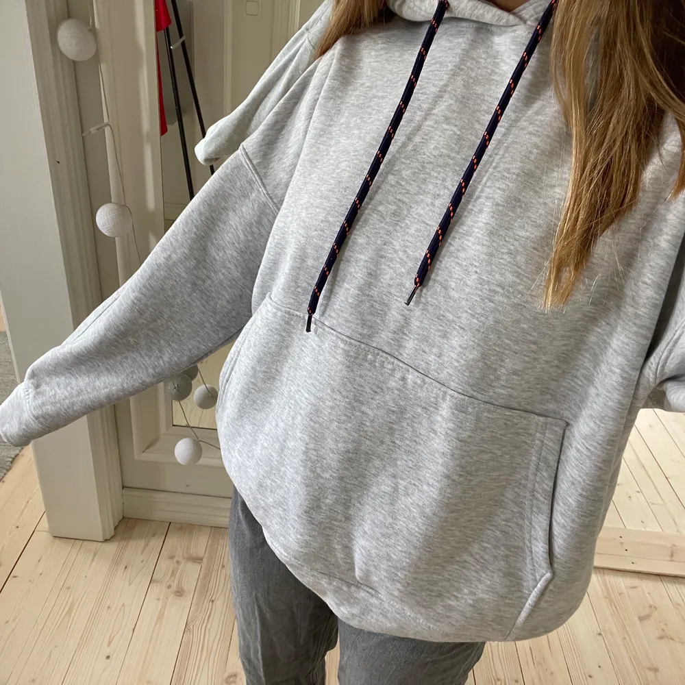 Säljer denna gråa hoodien som är från weekday. Den är i bra skick. Köparen står för frakten.. Hoodies.