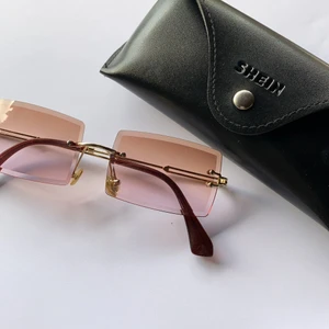 Solglasögon - Oanvända solglasögon från SHEIN. 24 kr frakt utan fodral, frakt med fodral = 48 kr. För glasögonens säkerhet är fodral smartast.