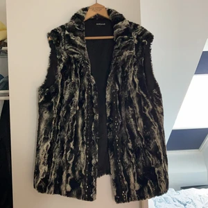 Faux fur väst  - Faux fur väst från Samoon by Gerrard Weber 