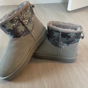 Uggs  - Säljer dessa helt nya skor, köpte dom för 1 årsen men har aldrig använt dom, äkta såklart men har tyvärr inget kvitto kvar men köpte dom på zalando, ni står för frakt💕högsta budet = 700kr köp direkt för 800kr