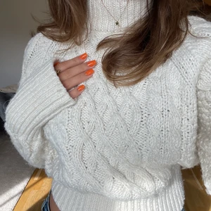 Stickad tröja - Tröjan är köpt från H&M i storlek XS men finns ej kvar längre. Säljer då jag knappt fått användning för den. Jättehärligt tröja nu till vintern. 