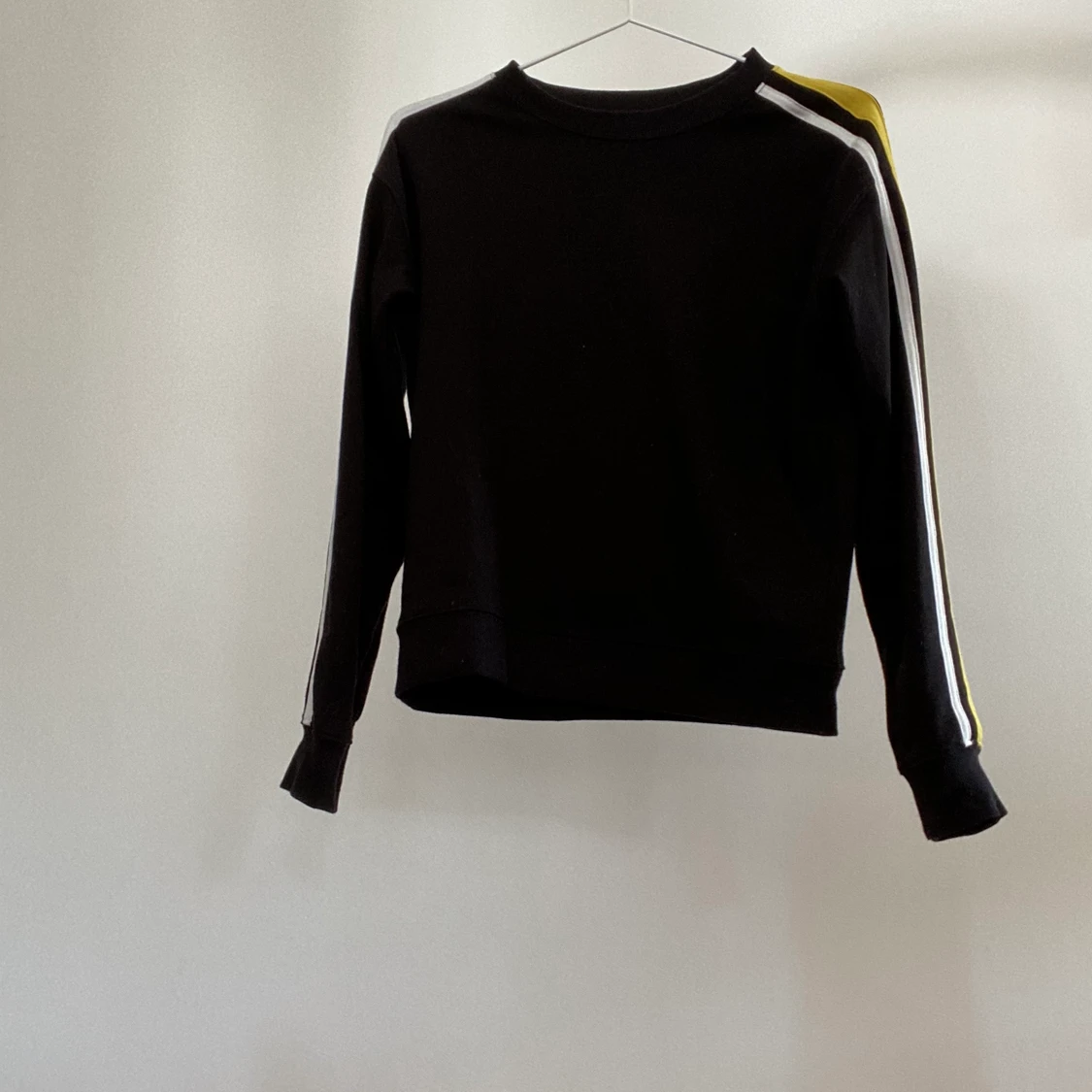 Svart sweatshirt med revärer - 90