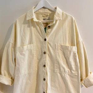 Skjorta Gina Tricot - Helt oanvänd skjorta från Gina Tricot, fin ljusgul färg. Oversize fit, kan användas som en klänning!