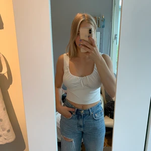 Nakd topp - Supersöt vit topp från Nakd, säljer då jag inte använder den längre:) bra skick och passar superbra nu till sommaren men även med en kofta till vintern. Den är i storlek S men jag har sytt upp axelbanden en aning men det går lätt att sprätta bort.