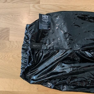 Lack byxor från Nelly  - Lack byxor från Nelly aldrig använda lappen finns kvar köpa för 500 säljs för 200