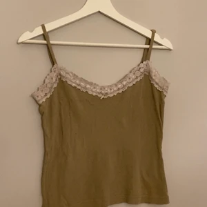 Linne - Ett brunt linne med lite spets från Espirit i storleken S! Skriv för fler bilder!!