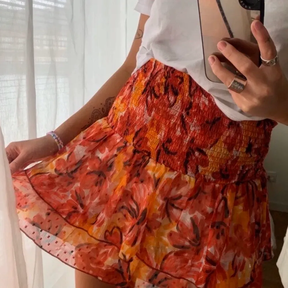 Superfin blommig kjol 💀🌸⚡️✨köpt på ginatricot i Sthlm.(första bilden är lånad). Kjolar.