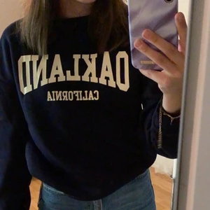 Collegetröja  - Säljer nu denna fina marinblå tröja från Shein, bara använd ett fåtal gånger så den är som ny :) ⚡️🌸