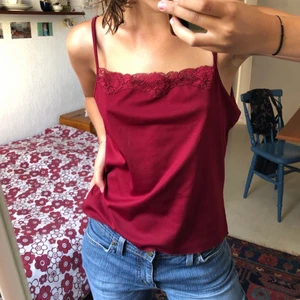 Gulligt linne - Supersött vinrött linne!❣️❣️ står ej storlek pga köpt secondhand, men passar S-M. 