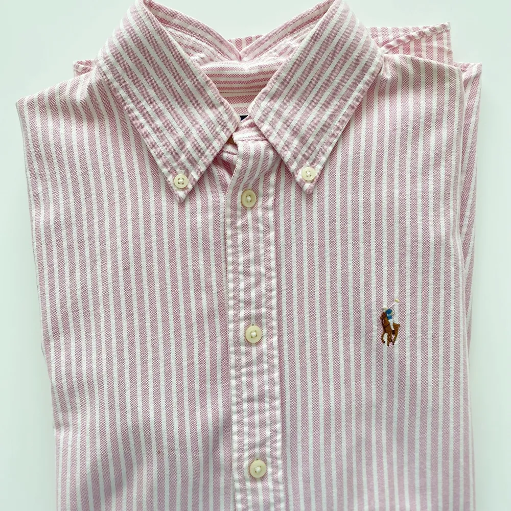 Rosa/vit randig långärmad skjorta från ralph lauren i storlek S. Knappt använd och i bra skick! 💕 Köparen står för frakten!. Skjortor.