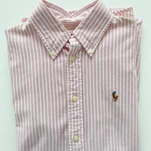 Rosa/vit randig långärmad skjorta från ralph lauren i storlek S. Knappt använd och i bra skick! 💕 Köparen står för frakten!