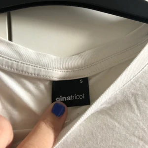 Gina t-shirt i storlek s - Fin t-shirt storlek S ifrån Gina. Använd några få gånger
