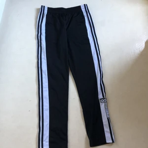 Adidas popper pants - Coola adidas popper pants i väldigt bra skick, tror de är barnstorlek men ungefär som xs/s, säljer pga för små, köpare står för frakt 🤍