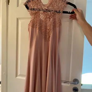Säljer nu min fina klänning från bubbleroom i storlek M