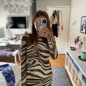 Klänning - Säljer nu denna superfina glittriga zebra klänning från pretty little things. 