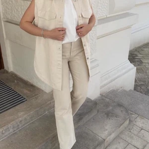 Hm vida högmidjade jeans - Säljer ett par beiga jeans ifrån hm som bara är använda ett fåtal gånger och är i bra skick. Jeansen är i storlek 34 och väldigt stretchiga. Köparen står för frakten.