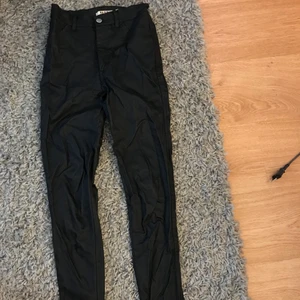 Skinnbyxor - Skinnbyxor från NAKD. Det har tyvärr gått bort en liten bit så därför säljer jag de billigt.