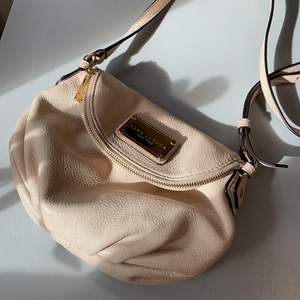 Beige väska från Marc Jacobs, i bra skick och använd endast ett fåtal gånger. Köpt för 3000 kr på Marc Jacobs i New York. Rymlig med två stora fack, men inte för stor. Perfekt till vardags! Säljer då jag inte använder så mycket beiget.💗