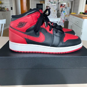 Nike jordans - Säljer mina Nike Jordan 1 mid banned i strl 39. Inköpta i våras. Använda ett fåtal gånger. Mycket fint skick! Fler bilder kan skickas. Originallåda finns!! 💞⚡️Buda från 850 kr elr köp direkt för 1100💖 Buden ska höjas med minst 10 kr