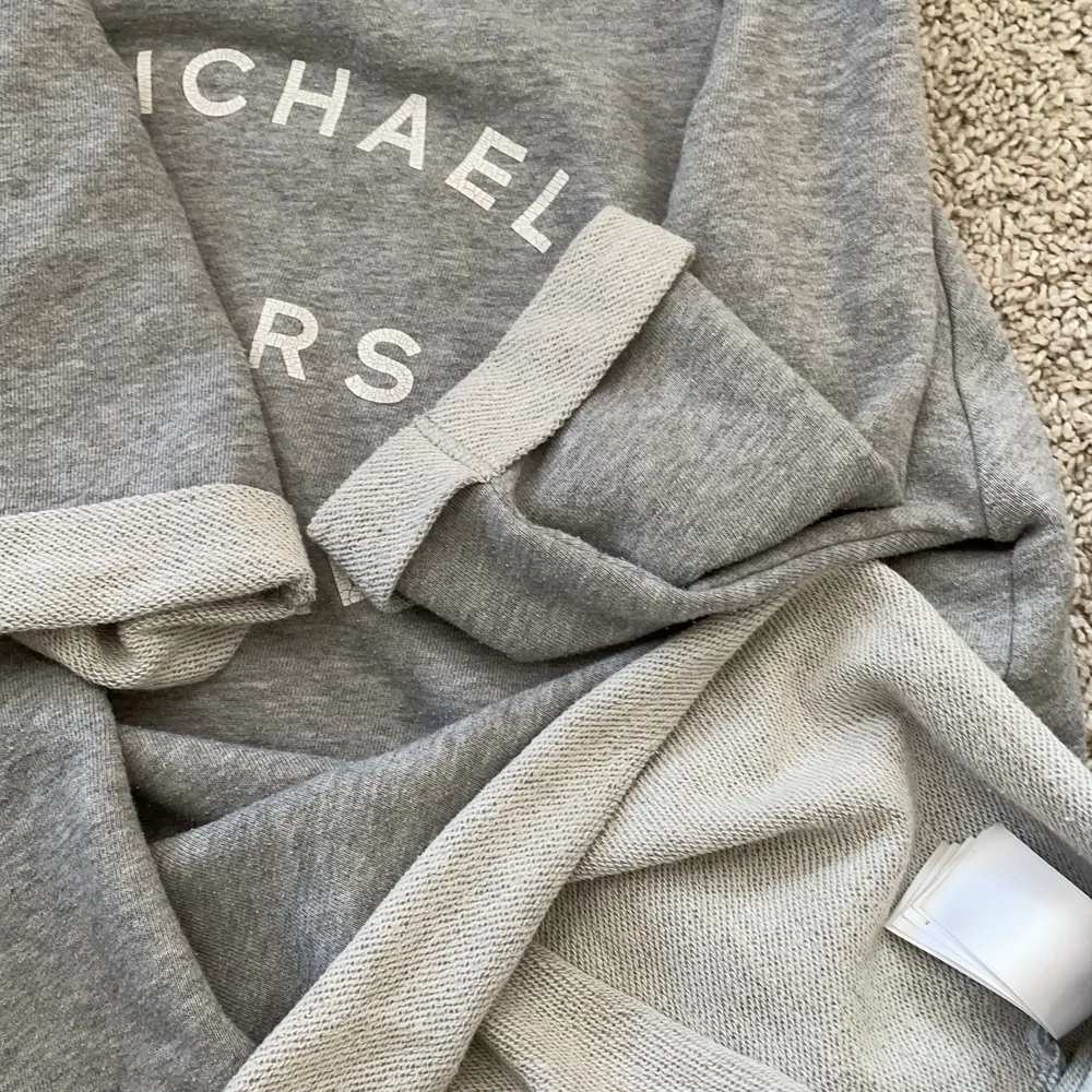 Jättefin tshirt från Michael Kors med upprullade ärmar och coola slitningar 💕 materialet är som en tunnare tröja ⚡️ . T-paidat.
