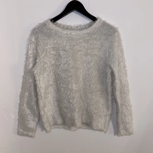 Stickad tröja L - Säljer denna stickade tröja från only. Den är aldrig använd och är i mycket bra skick. Den sitter som en M-L. Pris 70kr + frakt🌸