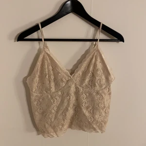 Vitt spetslinne str L - Säljer detta linne från Bikbok. Det är storlek L men sitter som en M. Använt fåtal gånger. Pris 40kr + frakt 🌸