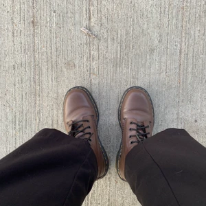 Bruna dr martens storlek 38  - Superbra skick!!! Använd ett fåtal gånger. 