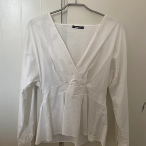 Vit blus från gina tricot i storlek 42 - Endast använt 2 gånger. Blusen kjortan är stor i storlek. Säljer för 90 kr frak kostnad tillkommer🌼🌼 