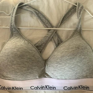 Calvin Klein bh - Grå Calvin Klein bh i skönt och stretchigt material, som inte längre kommer till användning. För mer info hör av dig 😊, köpare betalar frakt 📦💗